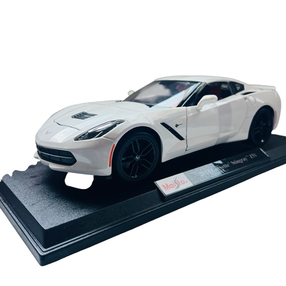 Maisto Corvette Stingray Z51 2014 White Cast Metal Model Car